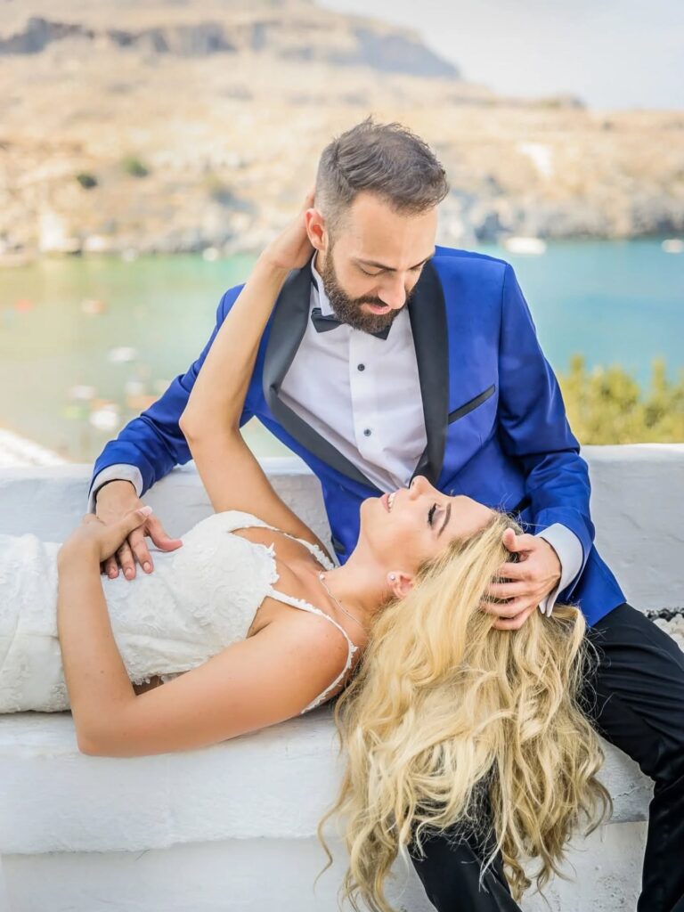 Ο Σέβος και η Φραντζέσκα σε τρυφερή στιγμή με φόντο τη θάλασσα της Ρόδου