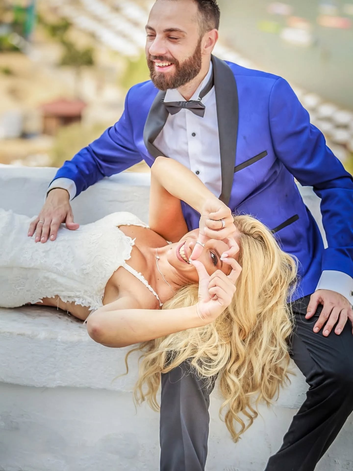 FOS Wedding Photography - Πορτρέτο ζευγαριού με τη νυφη να κάνει καρδιά με τα χέρια της